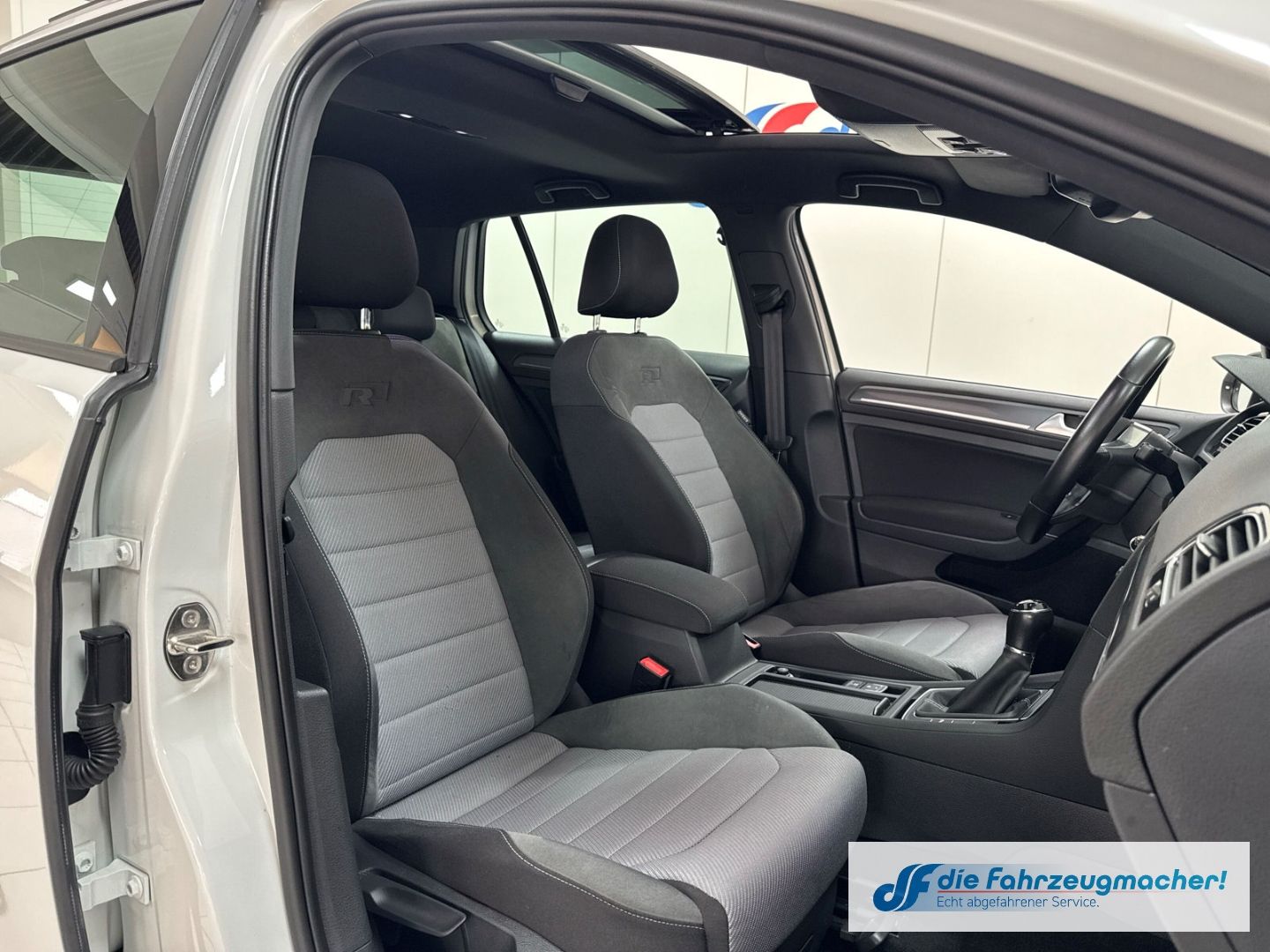 Fahrzeugabbildung Volkswagen Golf 1,4 150PS Highline R-Line Sportpaket Pano X
