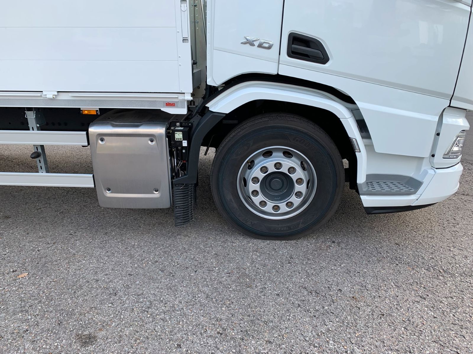 Fahrzeugabbildung DAF FA XD 370 zikun Swing-Board-Aufbau