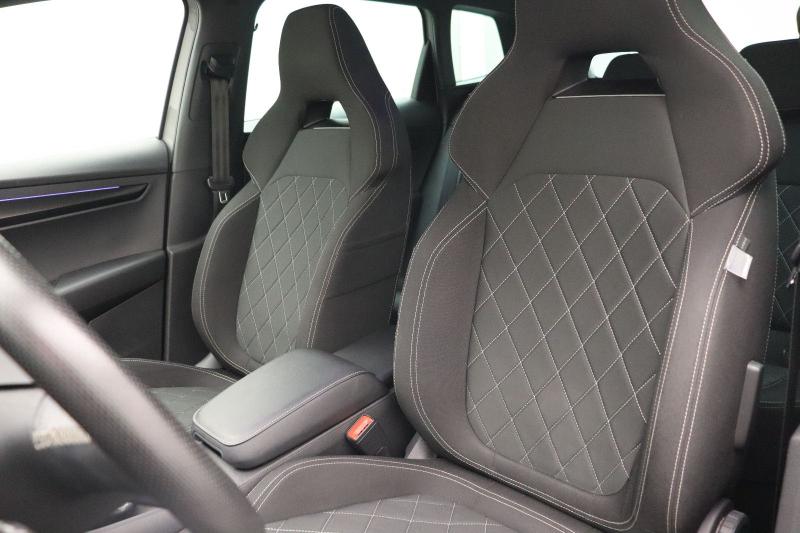 Fahrzeugabbildung SKODA Karoq 1.5 Ambition SPORTLINE LED NAVI ACC