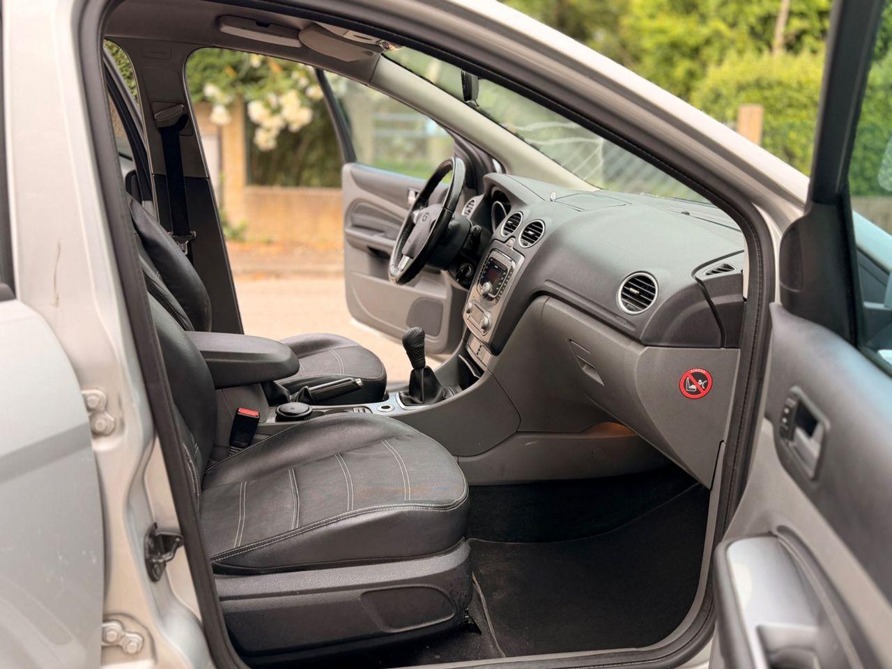 Ford Focus 2010 — photo 7