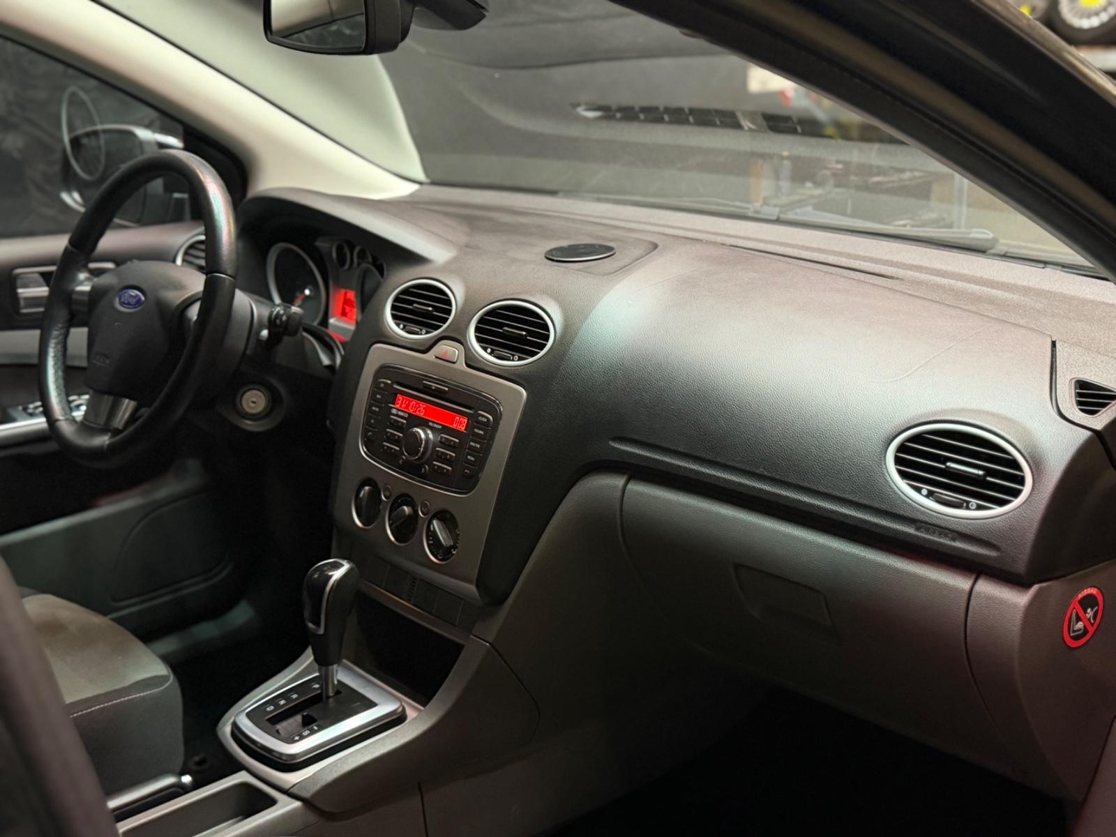 Ford Focus 2010 — photo 26