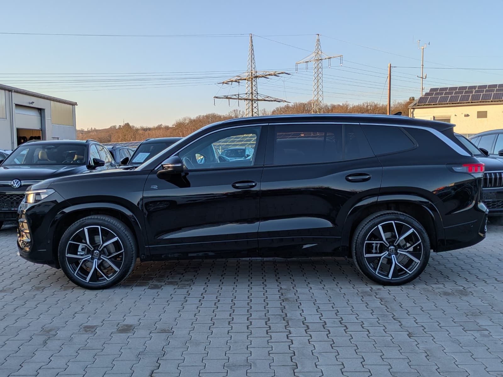 Fahrzeugabbildung Volkswagen Tayron 2.0 TDI 4M R-Line 7Si*MATRIX*AHK*PANO*HUD