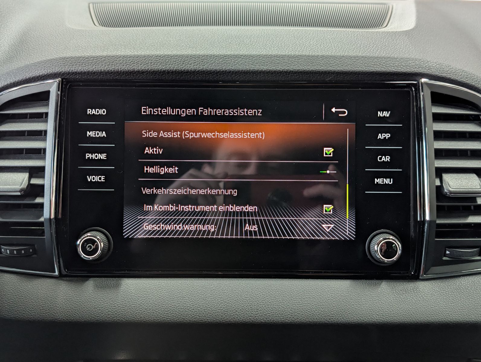 Fahrzeugabbildung SKODA Karoq Sportline 4x4 2.0 TSI ACC APP 4xSHZ AMBI