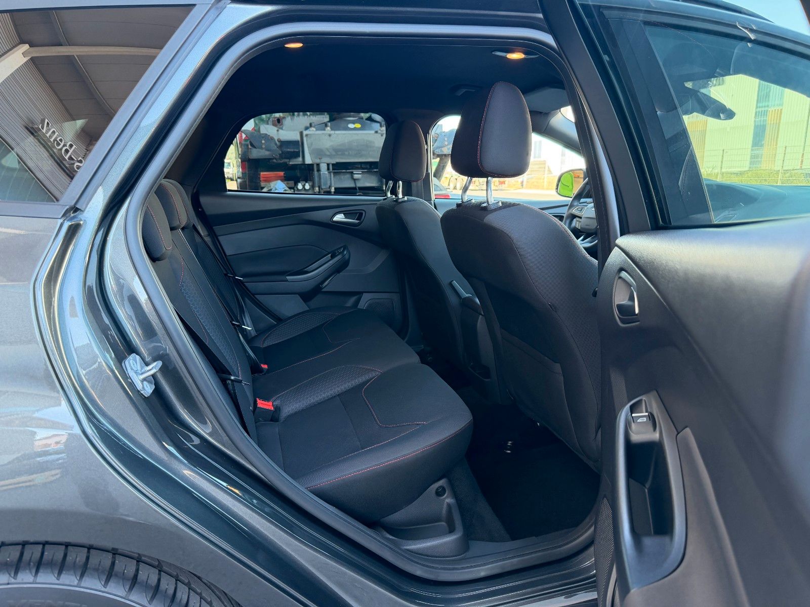 Fahrzeugabbildung Ford Focus Turnier ST+SportfahrW+BiXenon+Alcantara
