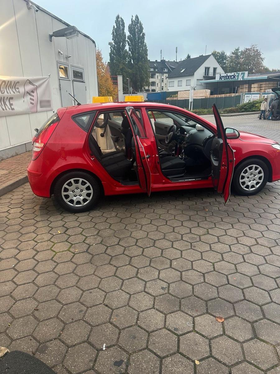 Hyundai i30 2010 — interior