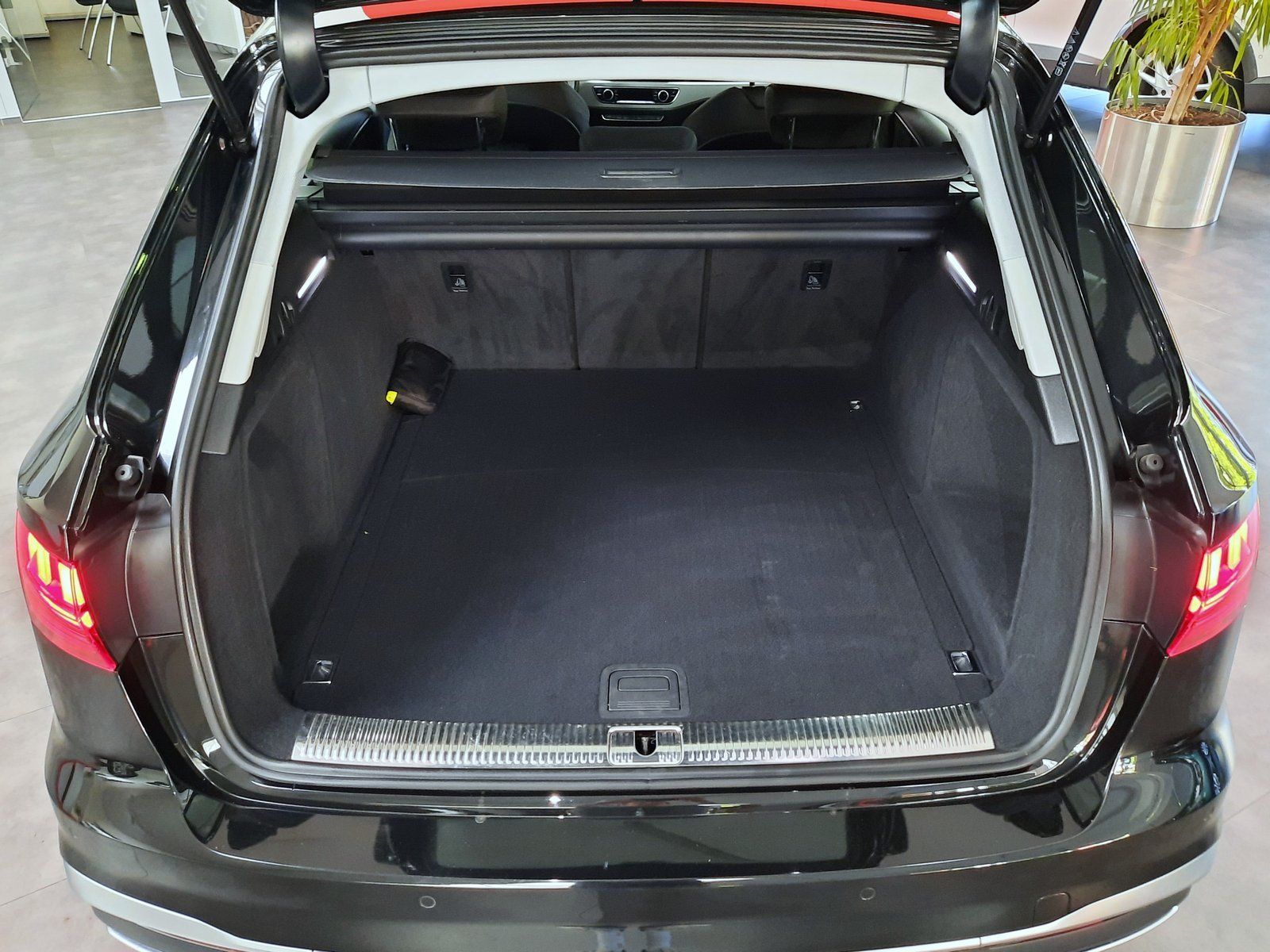 Fahrzeugabbildung Audi A4 Avant 40 TFSI S-line S-tronic *Navi*PDC*LED*