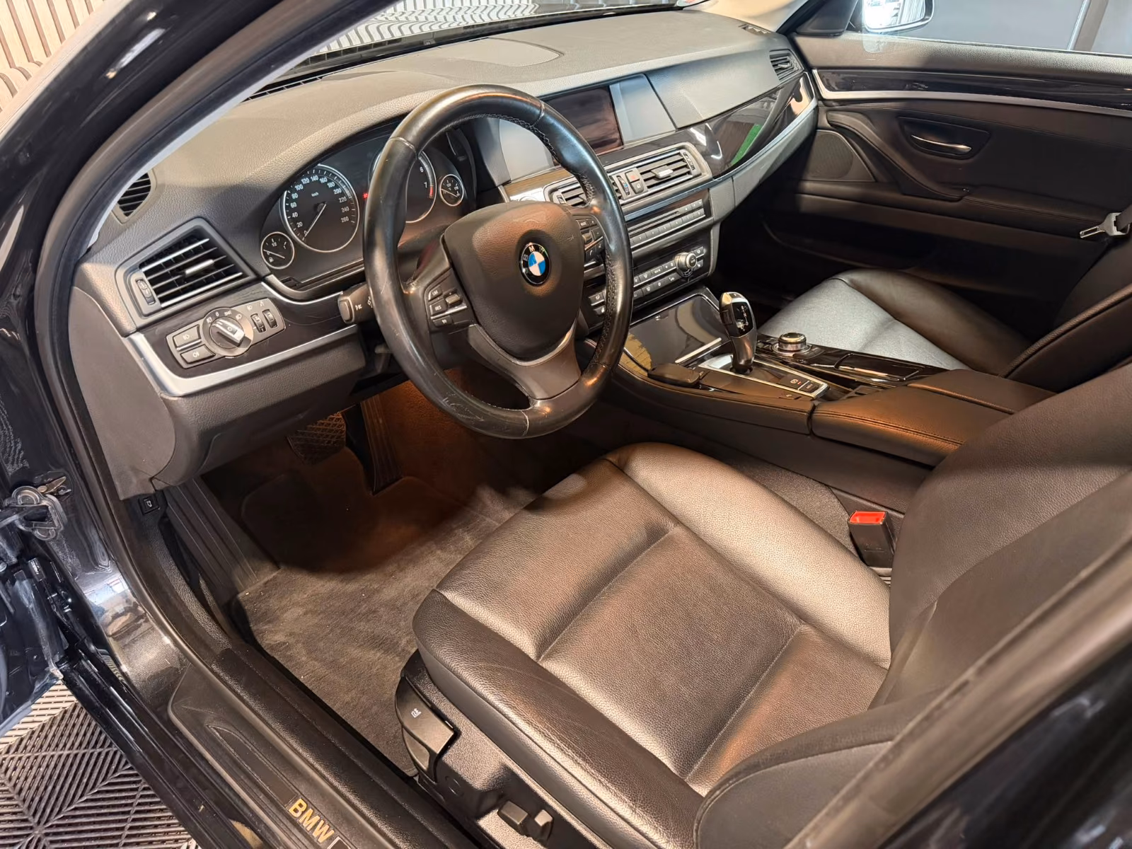 BMW 523i 204 ch 6 cylindres • Boîte auto • 70 000 km • Cuir Dakota • GPS • Radars AV/AR