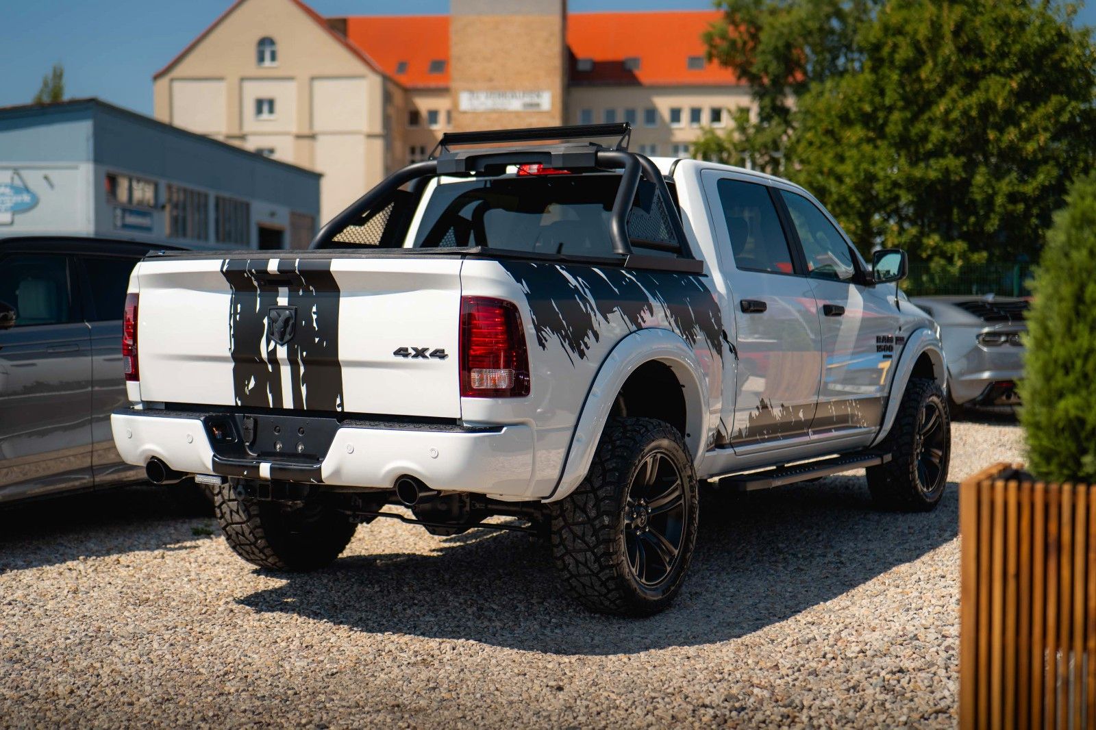 Fahrzeugabbildung Dodge RAM 5.7 V8 HEMI 4x4 OFFROAD Night-Paket *LED*19%