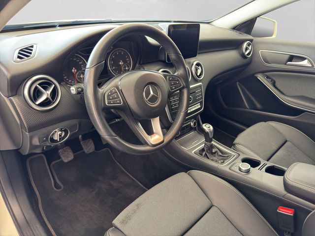 Fahrzeugabbildung Mercedes-Benz A 180 Style+LED+Navi+Fernlichtass.+PDC