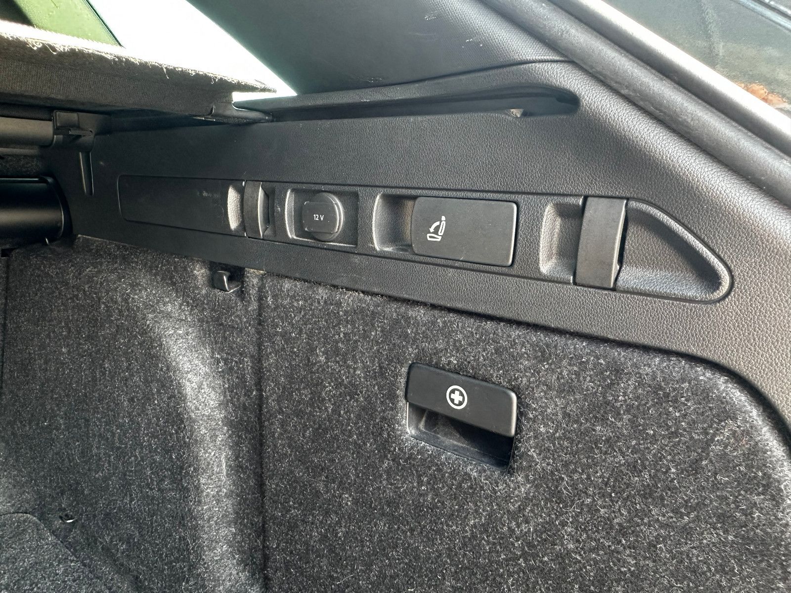 Fahrzeugabbildung SKODA Superb Combi Sportline 4x4