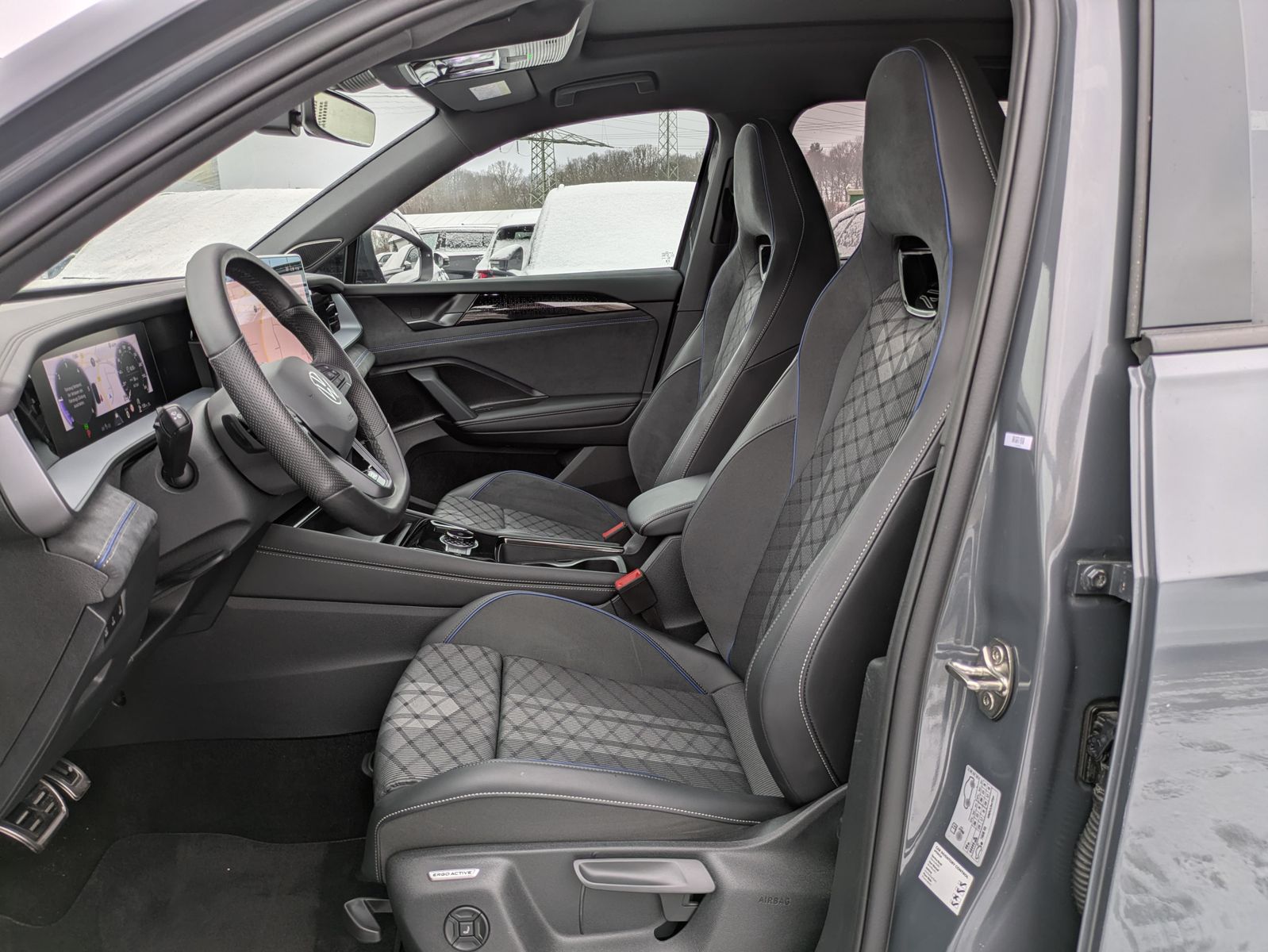 Fahrzeugabbildung Volkswagen Tayron 2.0 TDI 4M R-Line BLACK*7Si*MATRIX*PANO