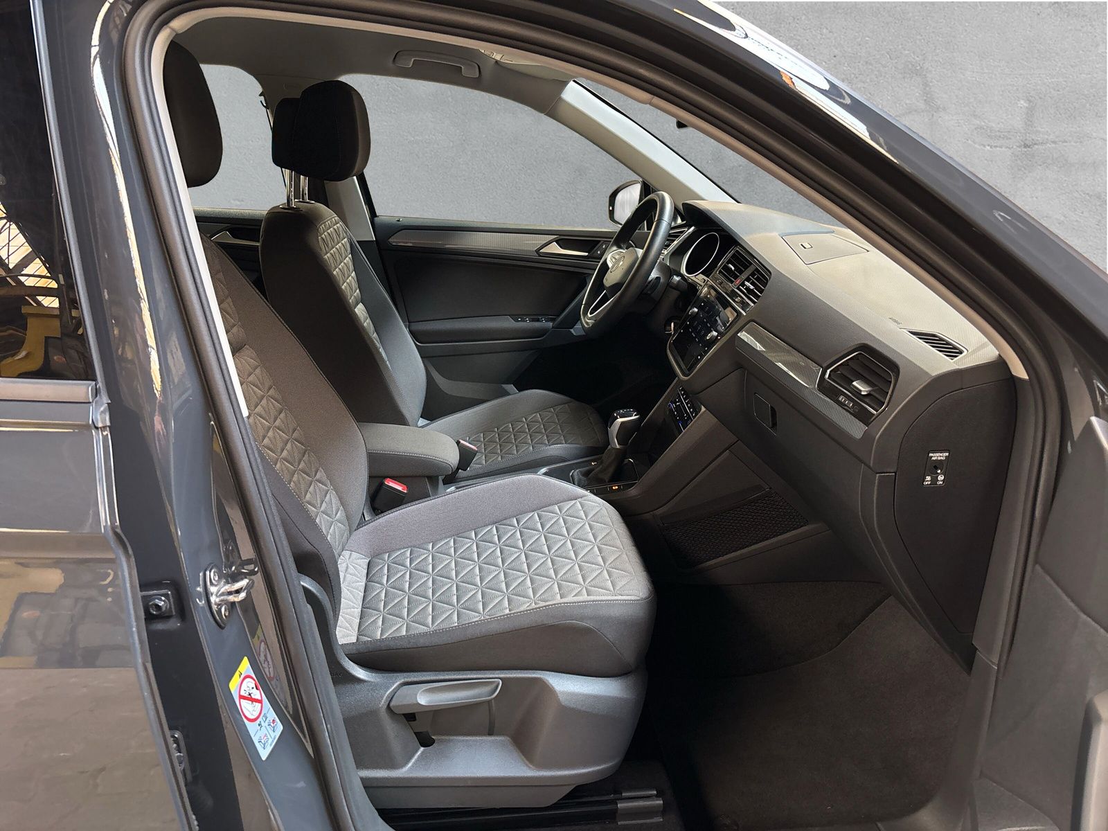 Fahrzeugabbildung Volkswagen Tiguan Life 2.0 TDI DSG AHK App-Connect RFK