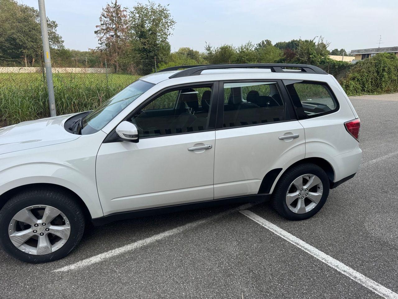 Subaru Forester 2011 — rear view