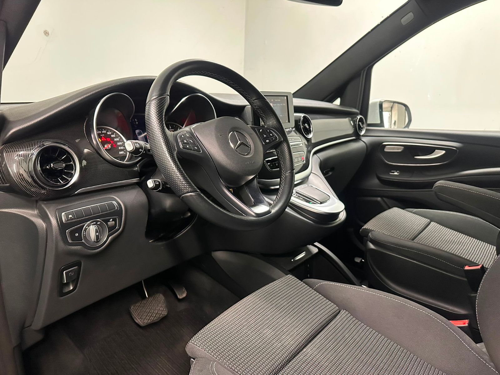 Fahrzeugabbildung Mercedes-Benz V 220 d Aut. EDITION kompakt*6-Sitz*DISTRO*SDH*
