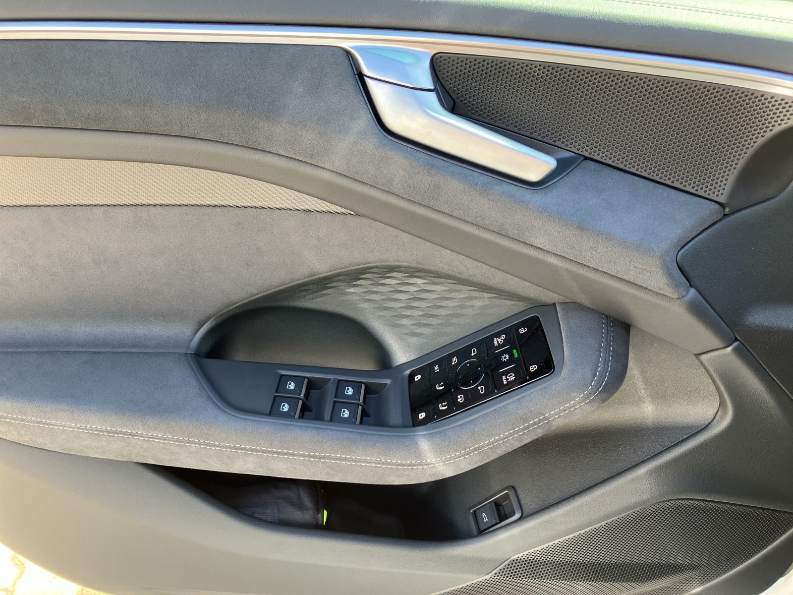 Fahrzeugabbildung Audi A6 Avant TDI 150 kW quattro S tronic Matrix