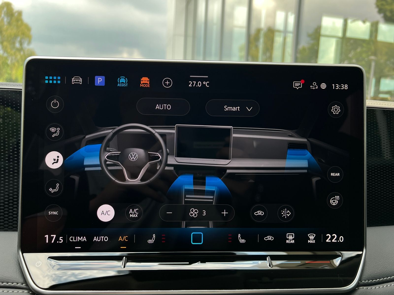 Fahrzeugabbildung Volkswagen Tiguan LIFE 1.5 eTSI DSG *AHK, LED Plus, Kamera,