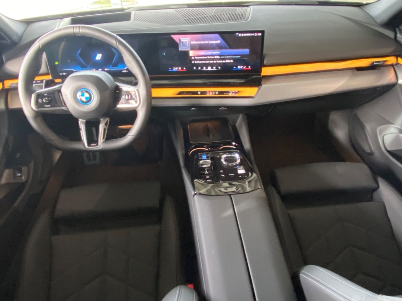 Fahrzeugabbildung BMW i5 eDrive40 M-Sportpaket-Pro PANORAMA/ACC/360