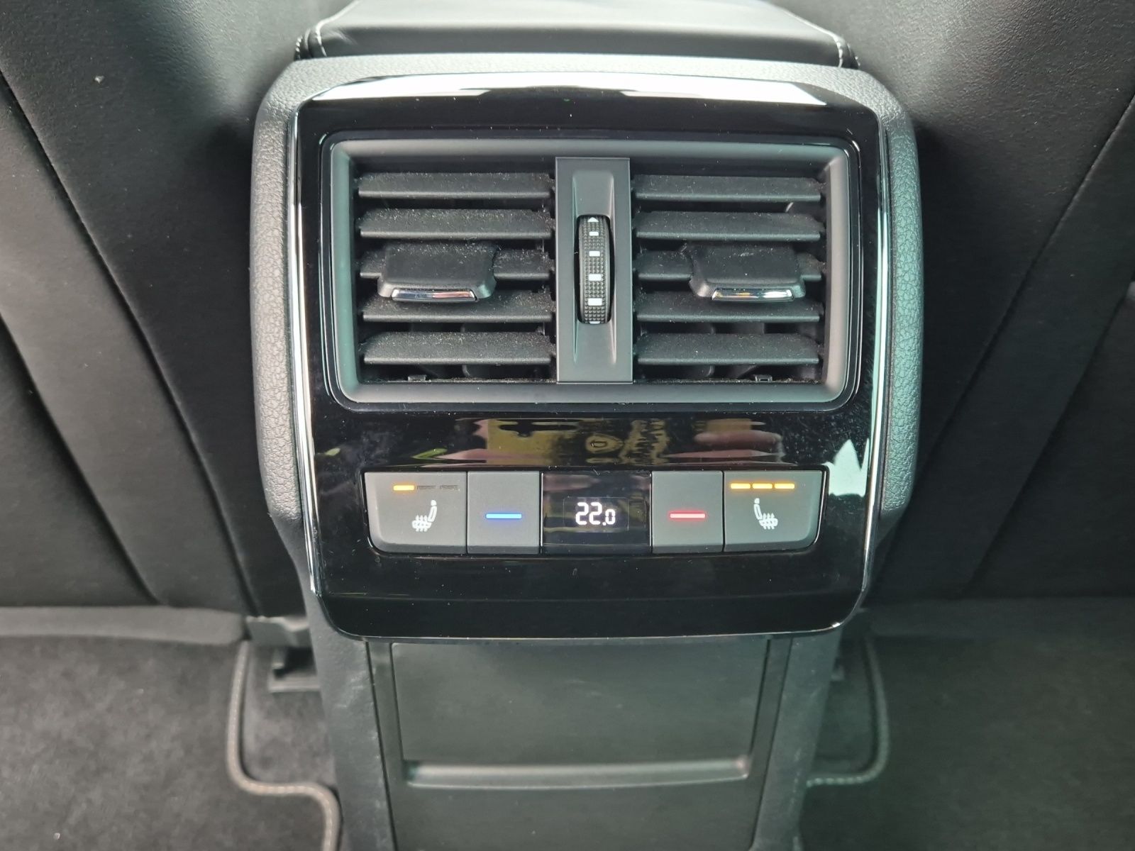 Fahrzeugabbildung SKODA Superb Combi TSI Sportline 4x4 DSG Standhzg. Mat