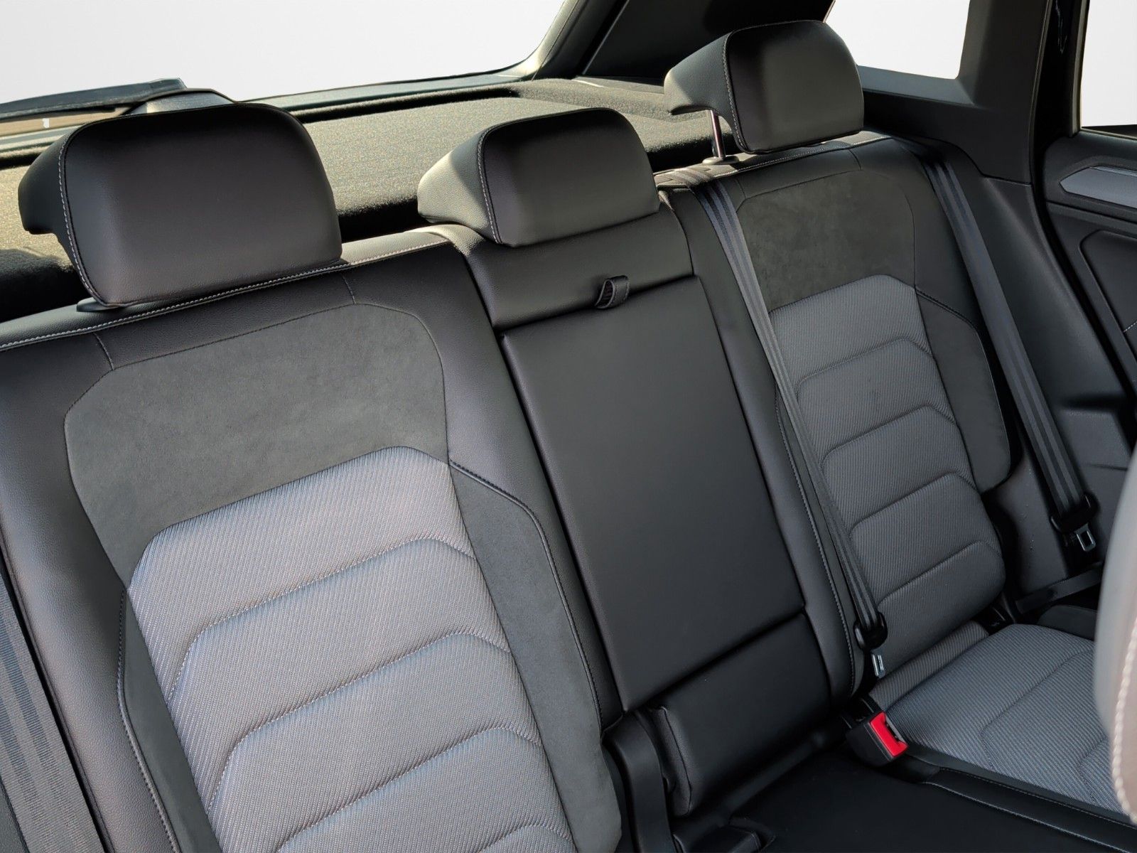 Fahrzeugabbildung Volkswagen TIGUAN 2.0 TDI R-LINE BLACKSTYLE HUD 19" AHK KAM