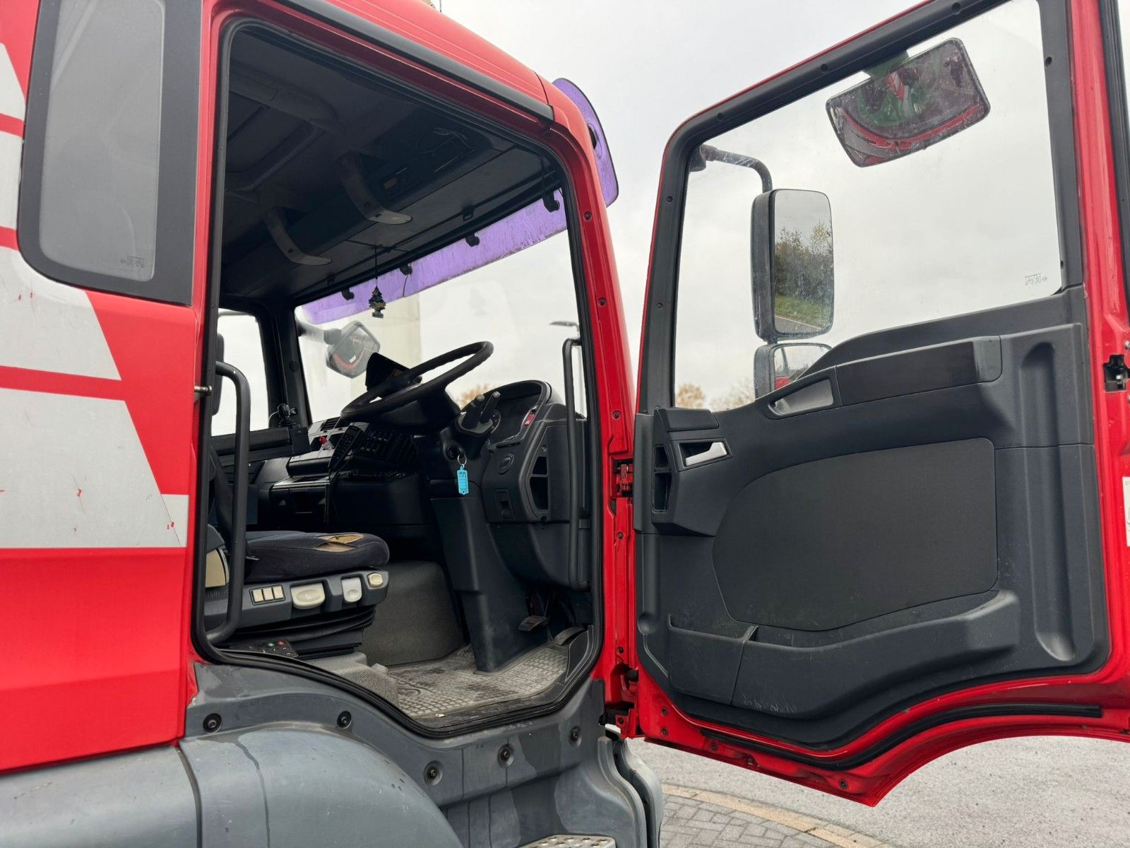 Fahrzeugabbildung MAN TGA 26.320 B/L  6x2 Faun Seitenlader Müllwagen