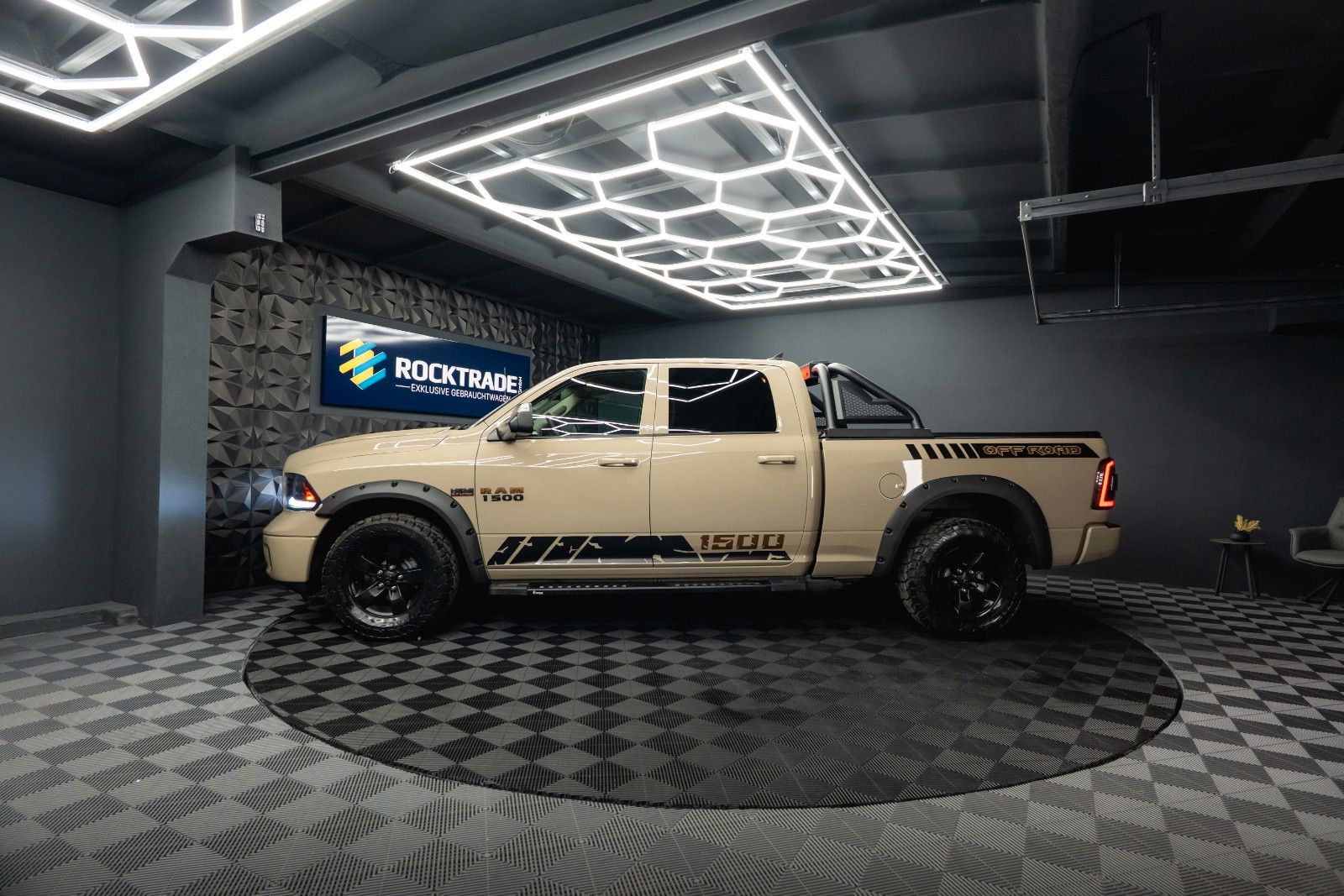 Fahrzeugabbildung Dodge RAM 5.7 V8 HEMI 4x4 Offroad Night LONGBED *LPG*