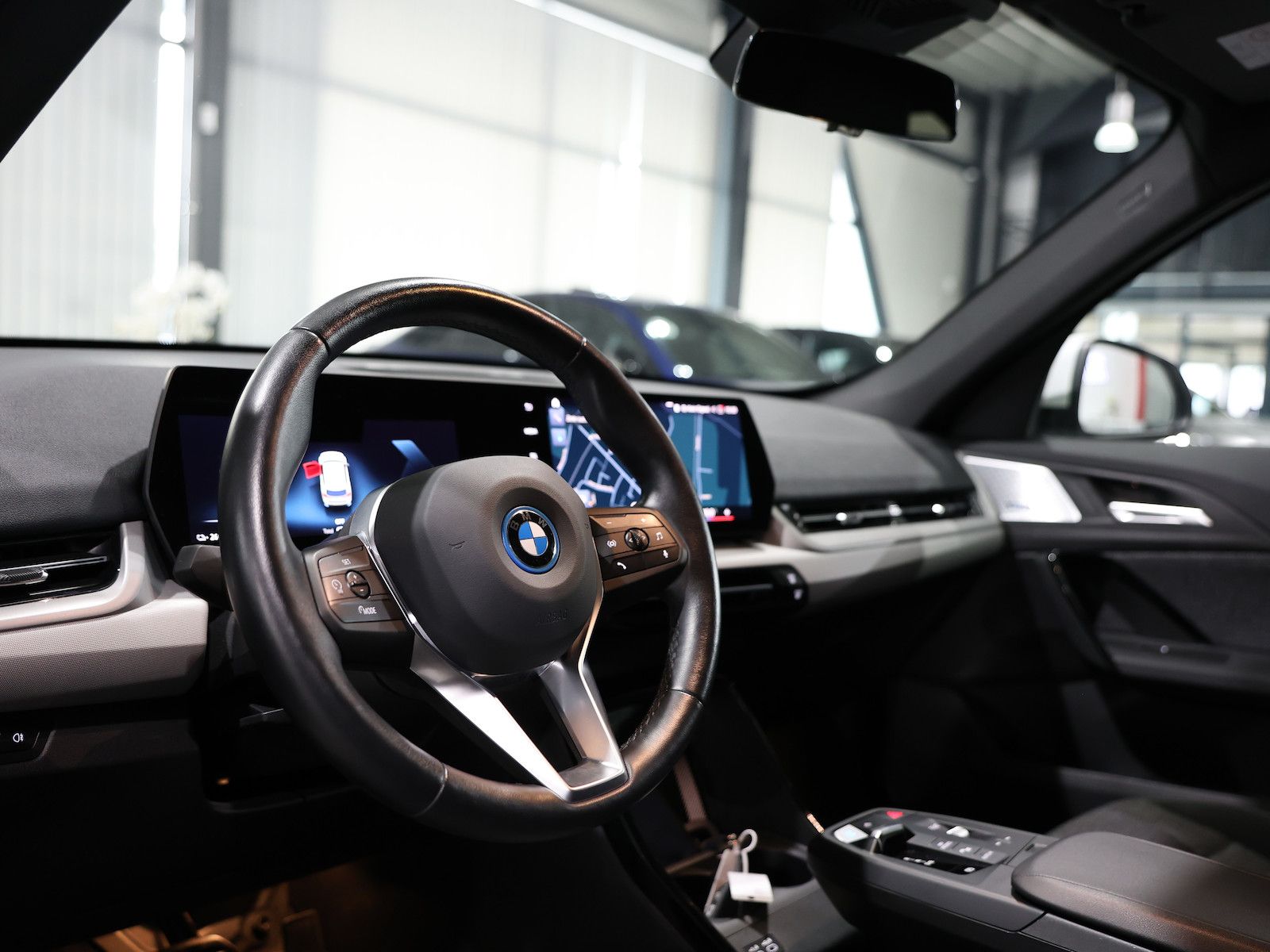 BMW iX1 30 xDrive 95,7% PREMIUM / HARMAN/KARDON, LED foto 15