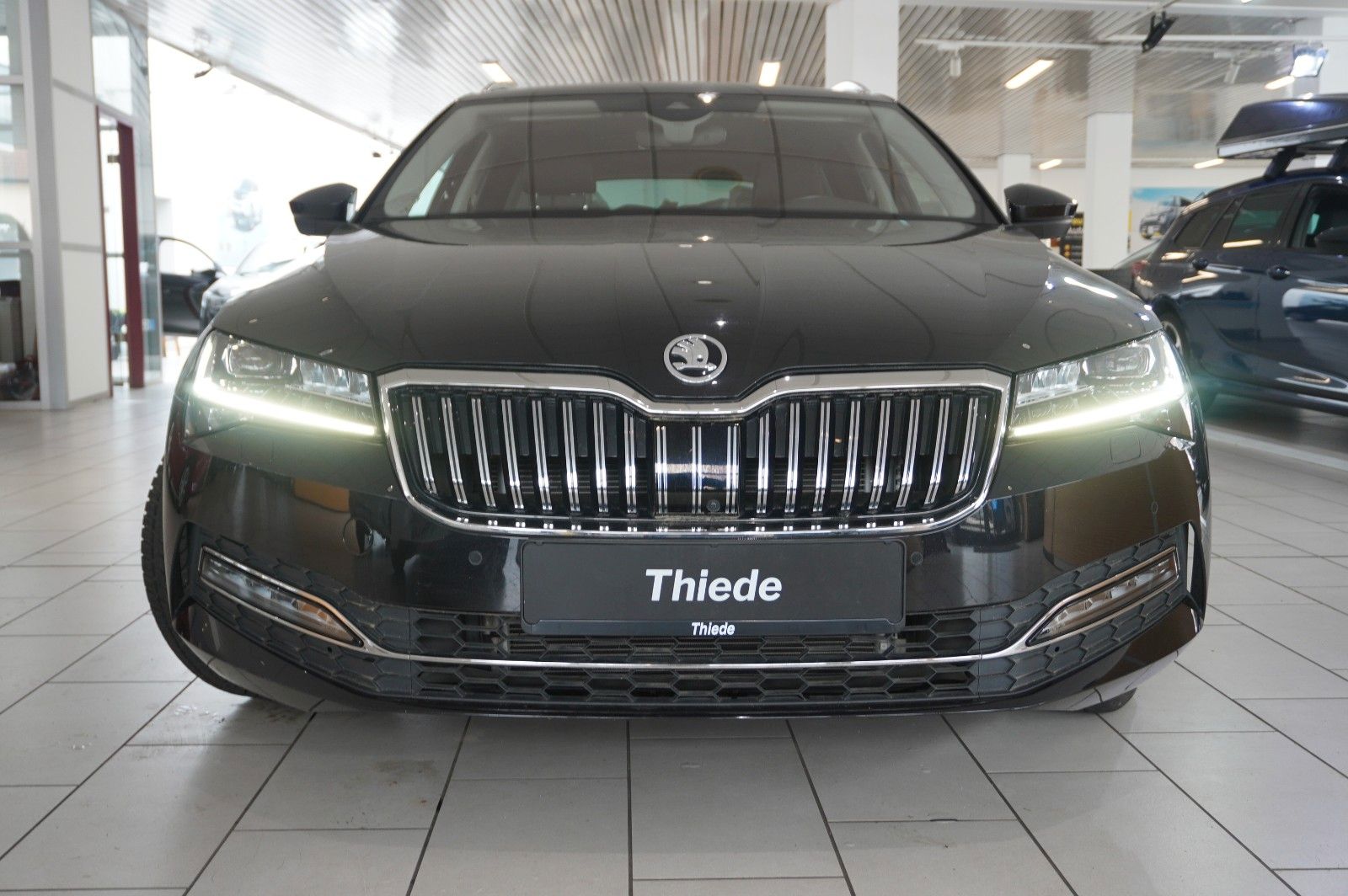 Fahrzeugabbildung SKODA Superb Combi 2.0D PREMIUM 4X4 NAVI/LED/360°/AHK