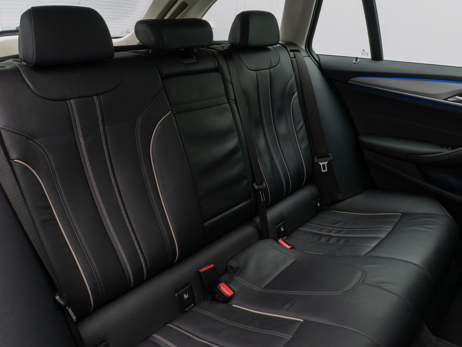 Fahrzeugabbildung BMW 530d Panorama Kamera DAB HiFi DrivAssist Komfort