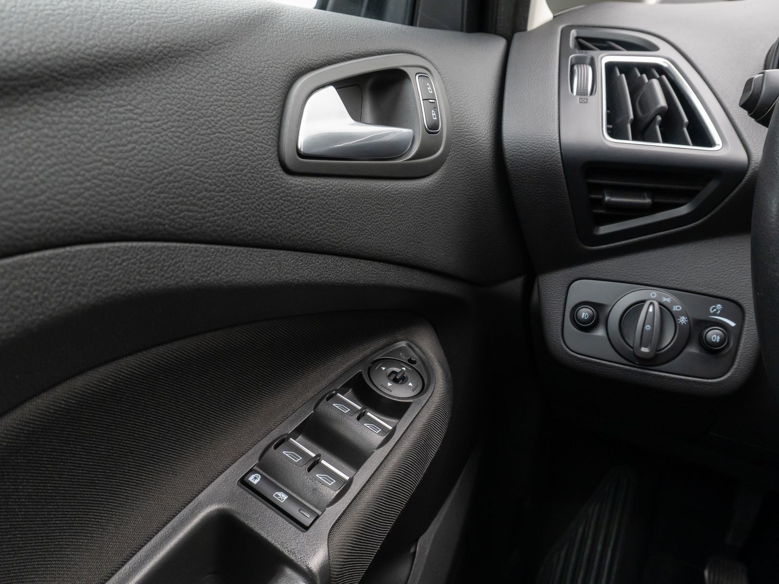 Fahrzeugabbildung Ford C-MAX Titanium Kamera HiFi Komfort Tempomat Navi