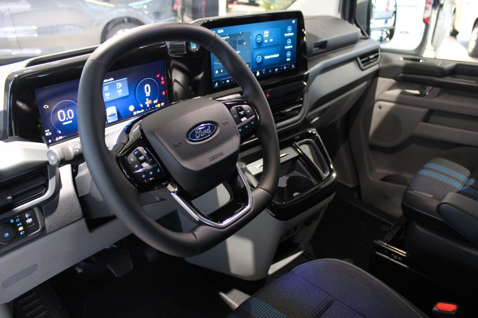 Fahrzeugabbildung Ford Tourneo Custom Automatik L1 SPORT mit AHK + GJR