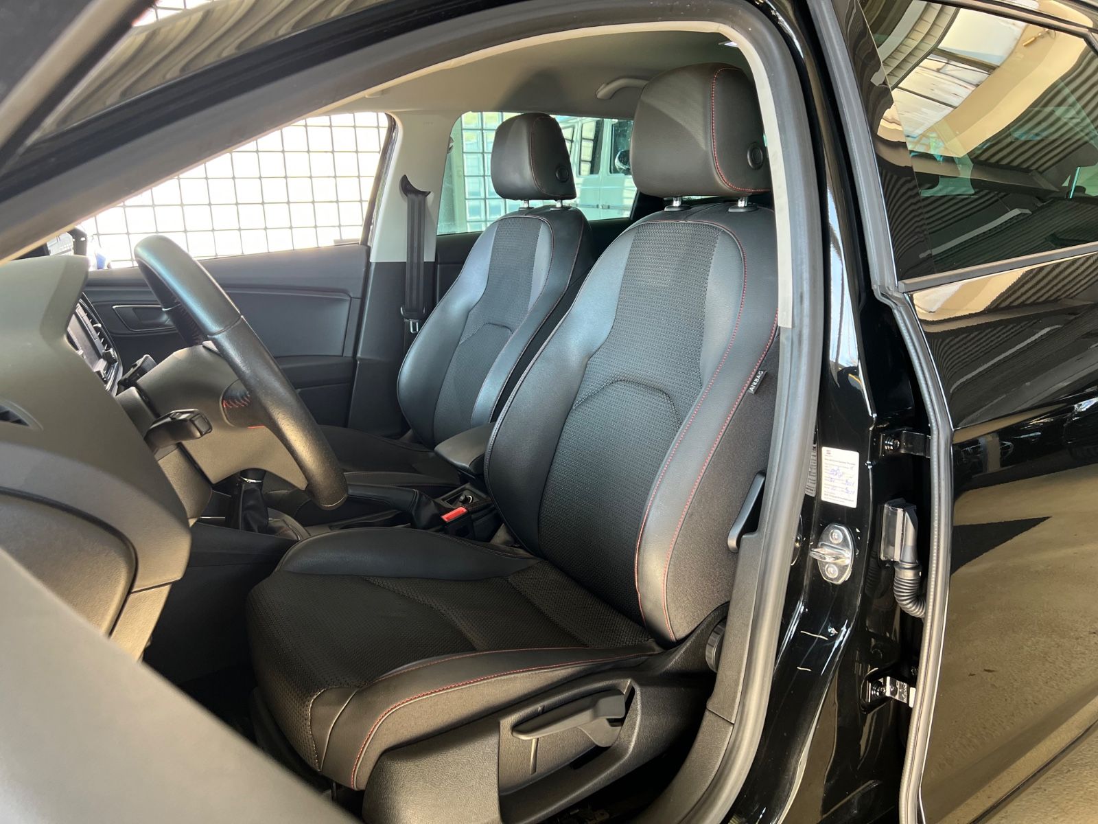 Fahrzeugabbildung SEAT Leon ST FR *LED*NAVI*BLUETOOTH*SITZHEIZUNG*