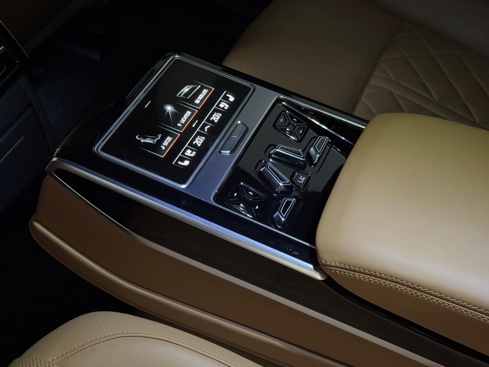 Fahrzeugabbildung Audi S8 4.0 TFSI quattro/HUD/360°/ACC/Massage/Keramik