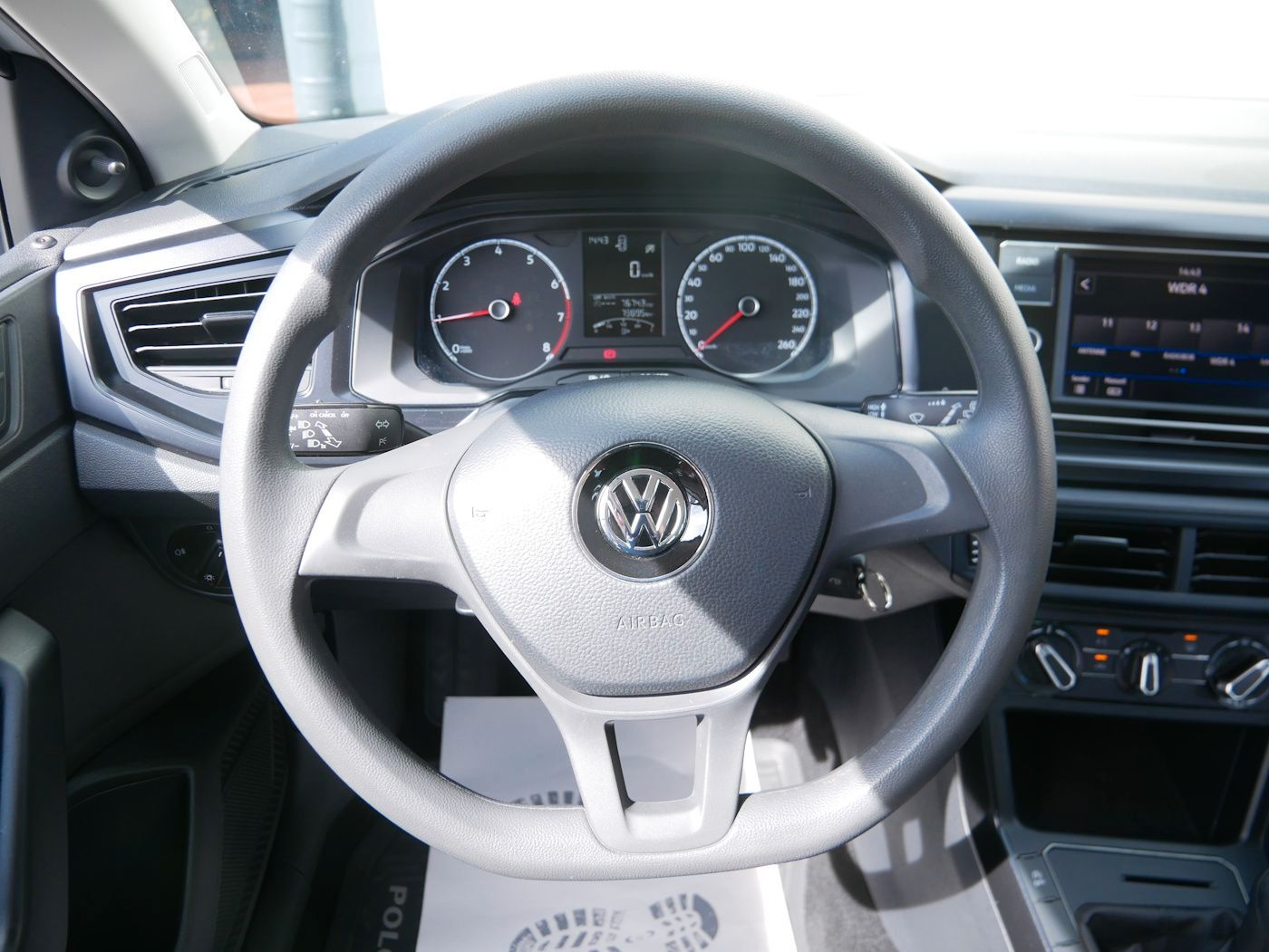 Fahrzeugabbildung Volkswagen Polo -VI 1.0 Trendline Klimaanlage Metallic