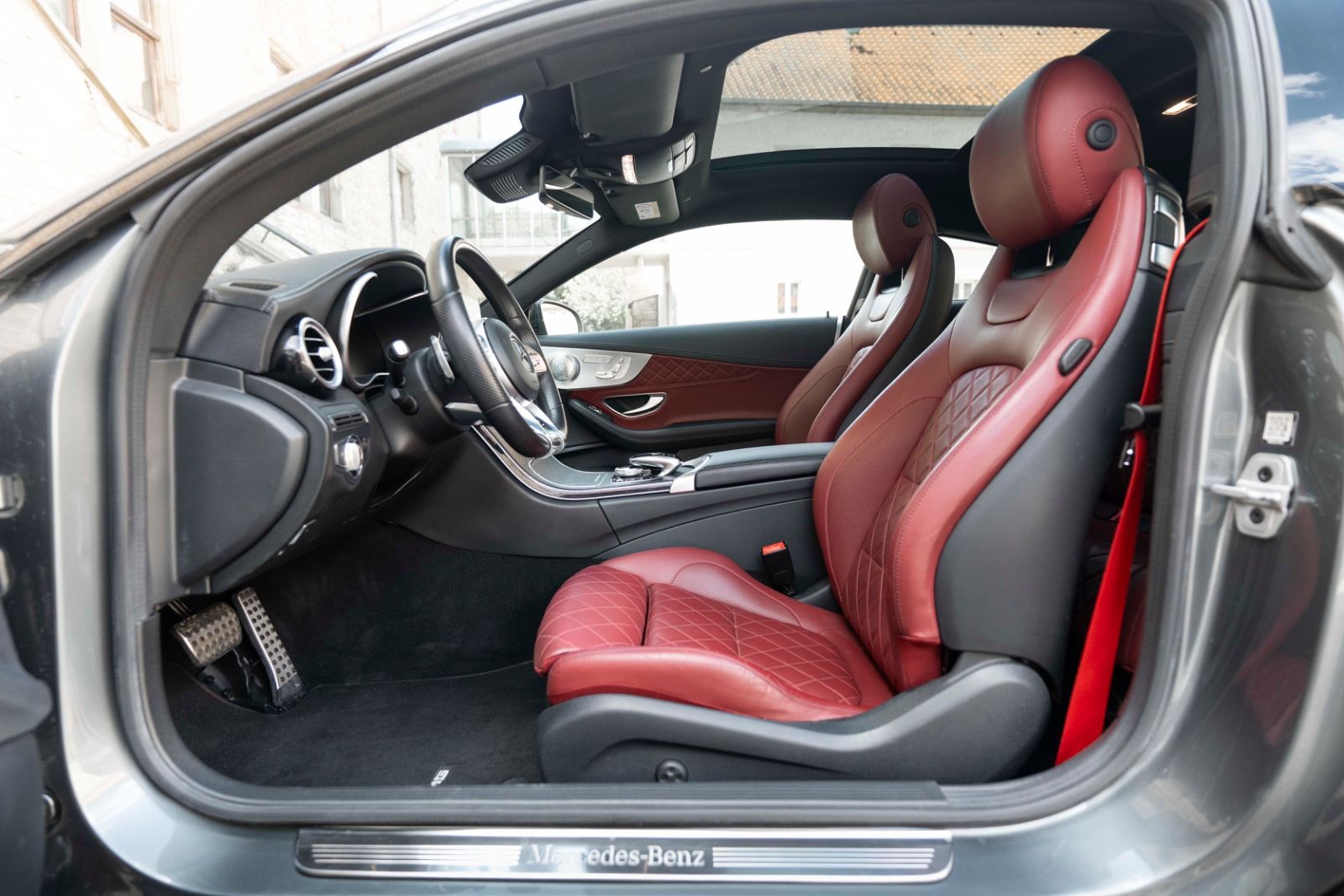 Fahrzeugabbildung Mercedes-Benz C 220d Coupe AMG BURMESTER 360° CARPLAY LED