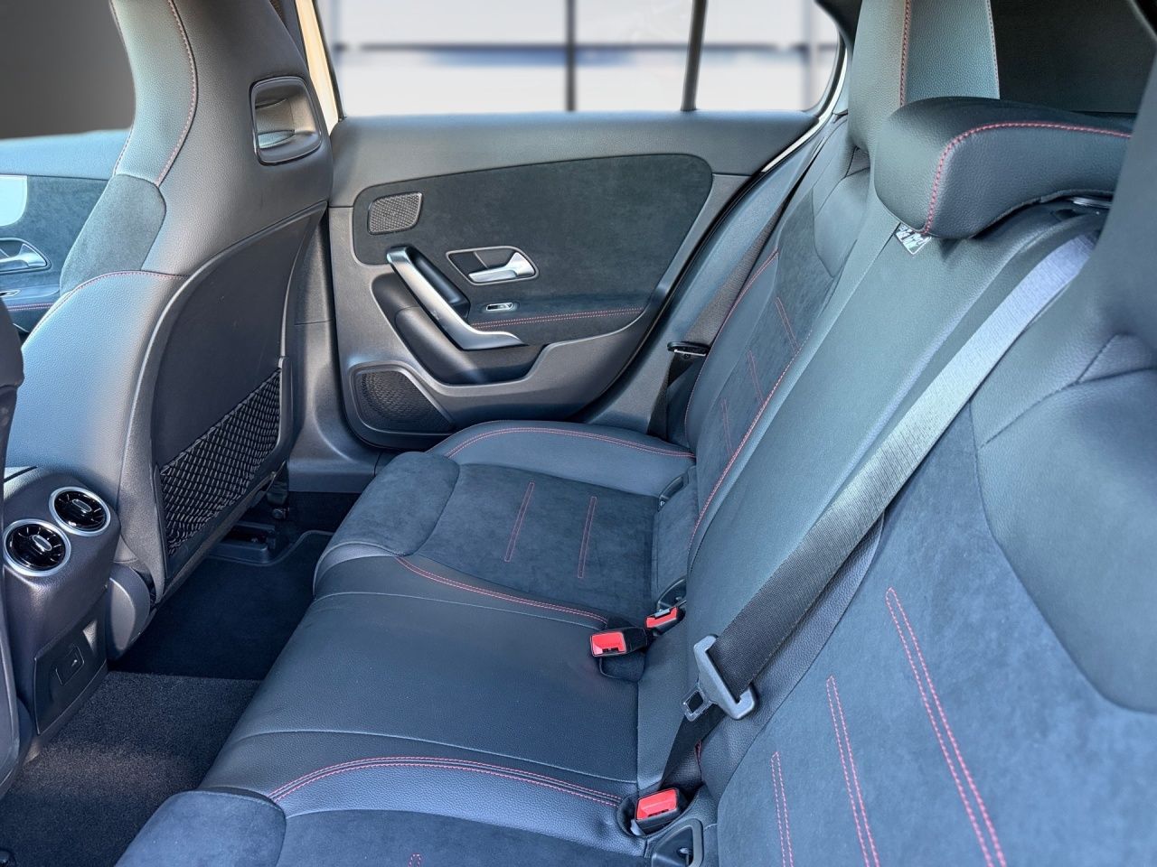 Fahrzeugabbildung Mercedes-Benz A 180 AMG+AHK+PANO+DISTR+NIGHT+AMBIENTE+CARPL++