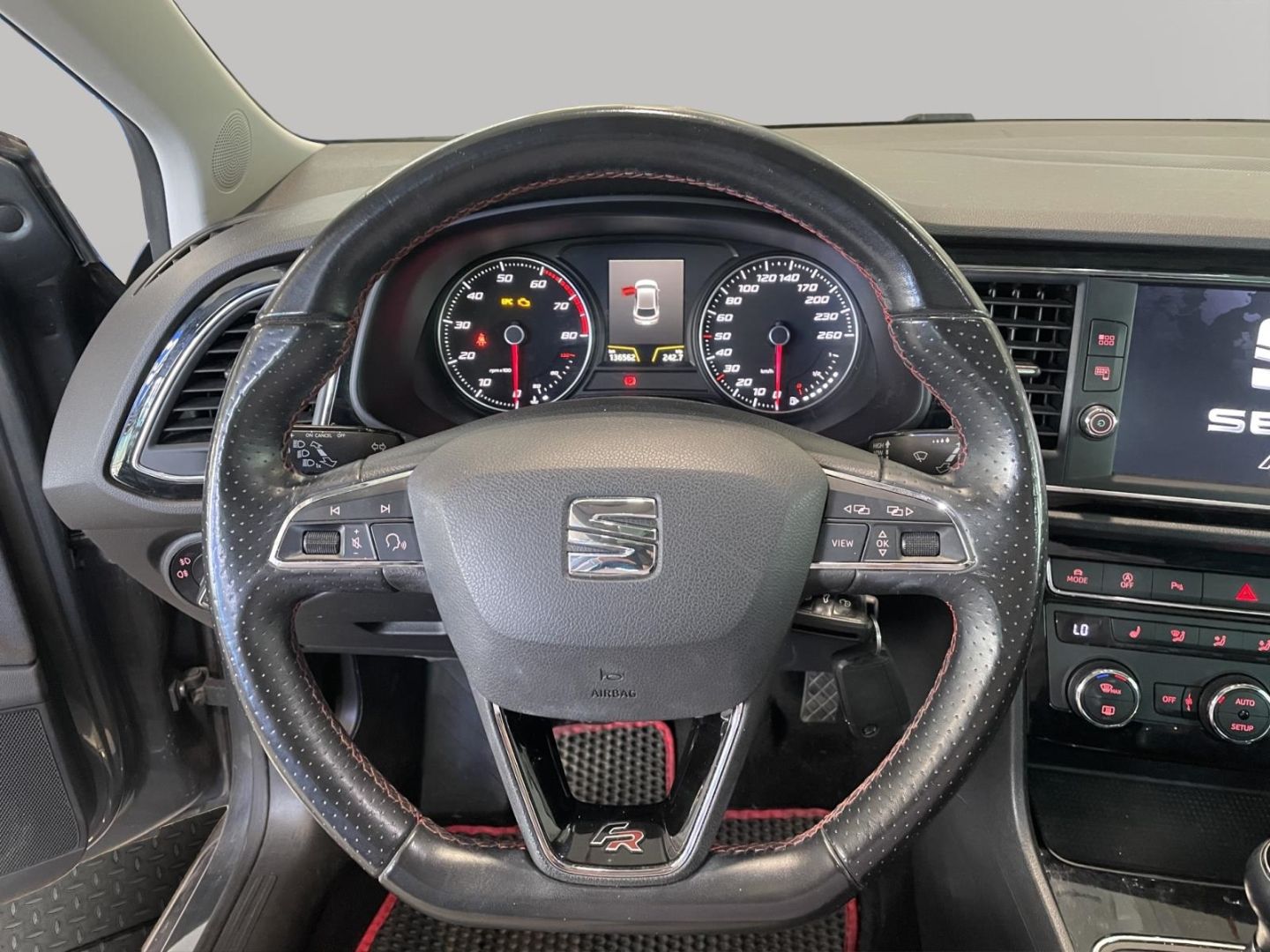 Fahrzeugabbildung SEAT Leon FR PANORAMADACH PDC Navi Tempomat