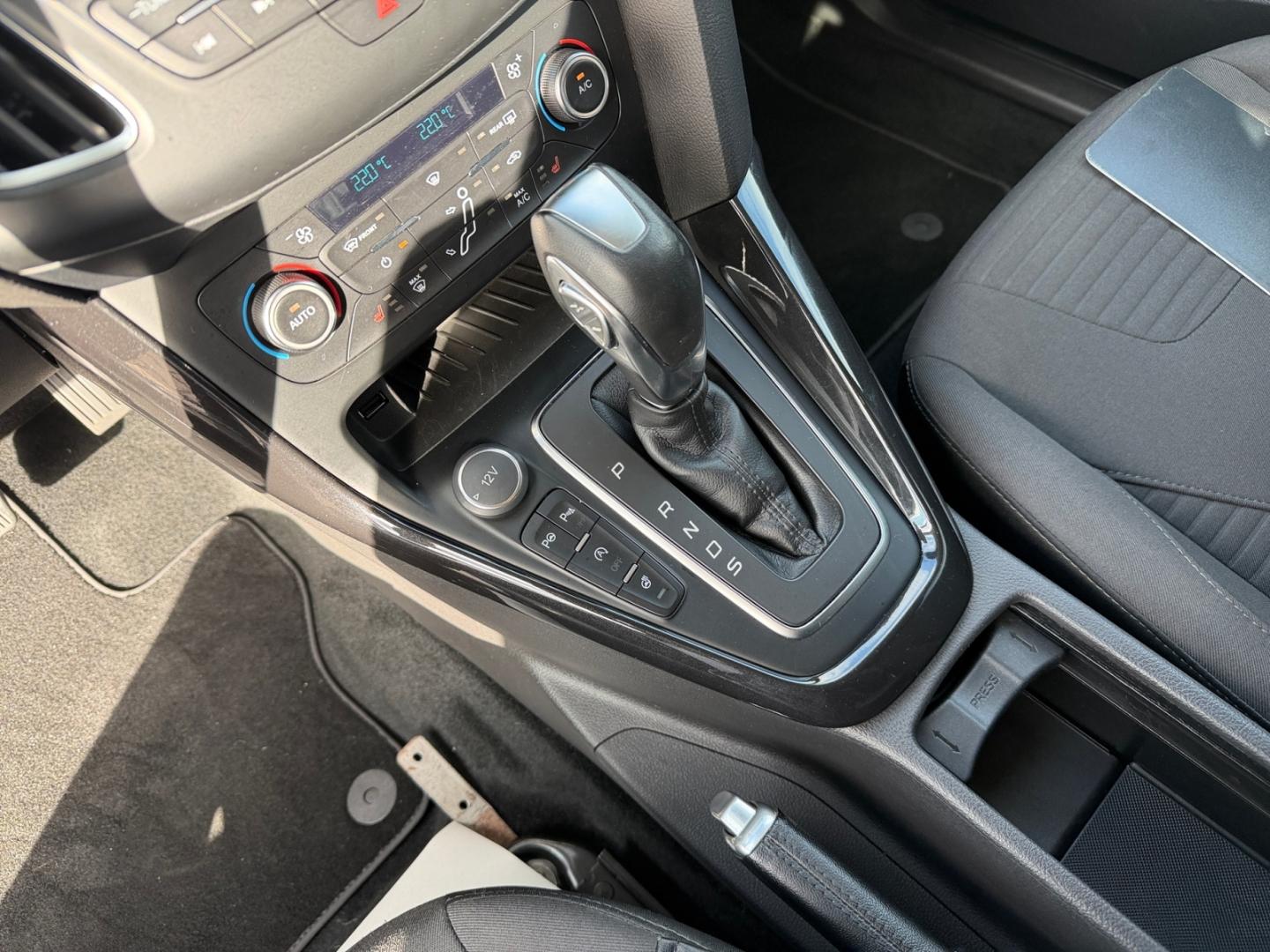 Ford Focus 1.5 Turnier Titanium *PDC v.&h.*SHZ*Klima*