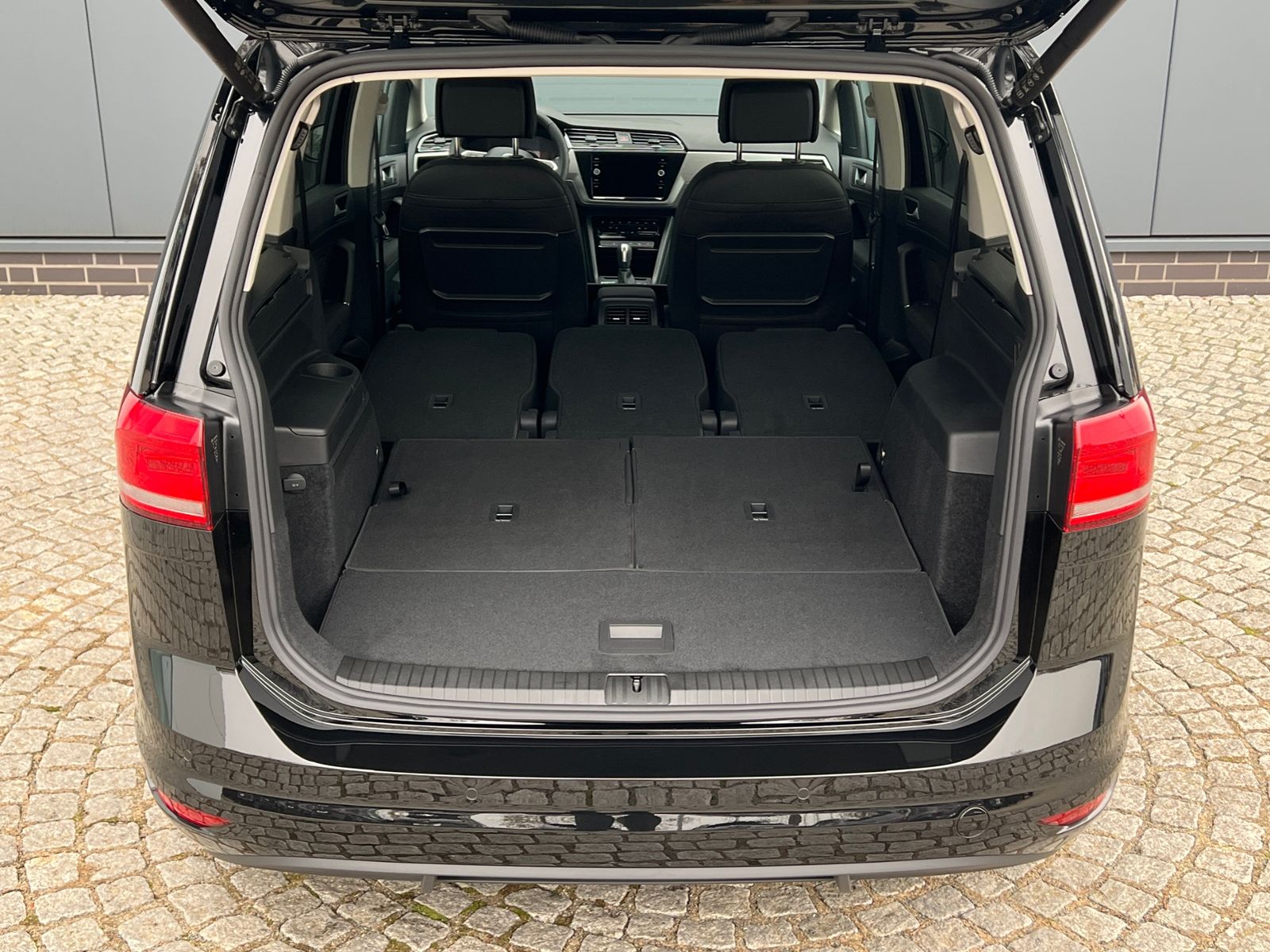 Fahrzeugabbildung Volkswagen Touran Comfortline 1.5 TSI DSG *LED, AHK, 7 Sitz