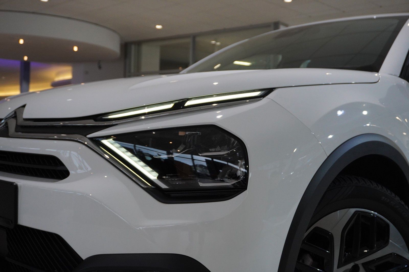 Fahrzeugabbildung Citroën C4 Lim. 1.2T PLUS NAVI/LED/KAMERA/SPORT /VIR/DAB