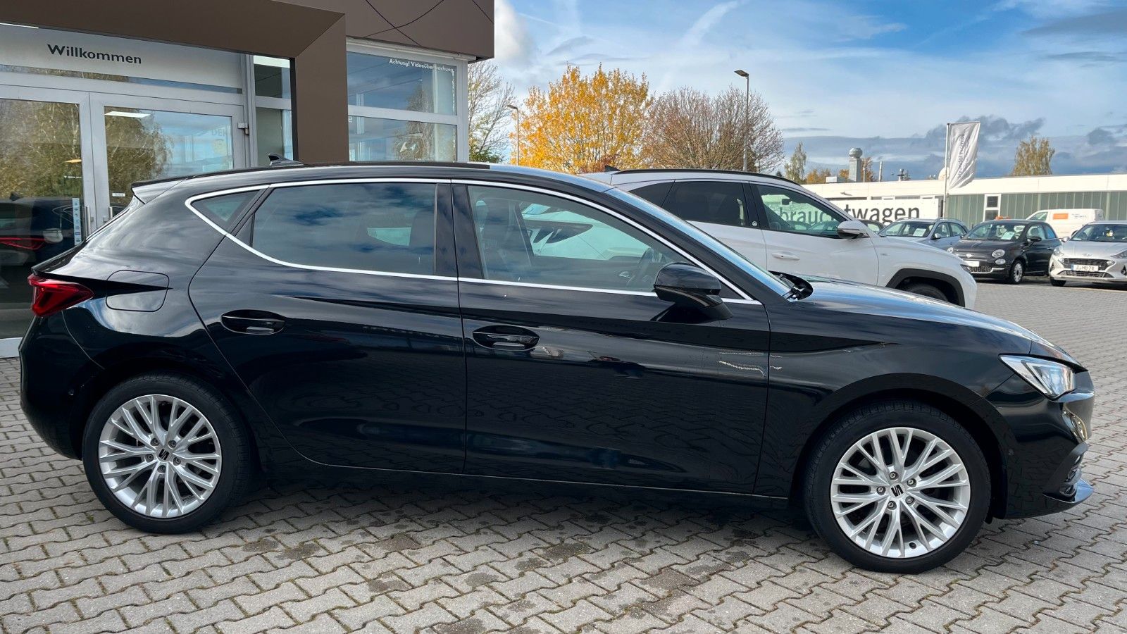 Fahrzeugabbildung SEAT Leon Xcellence NAVI DAB+ LED 17 Zoll