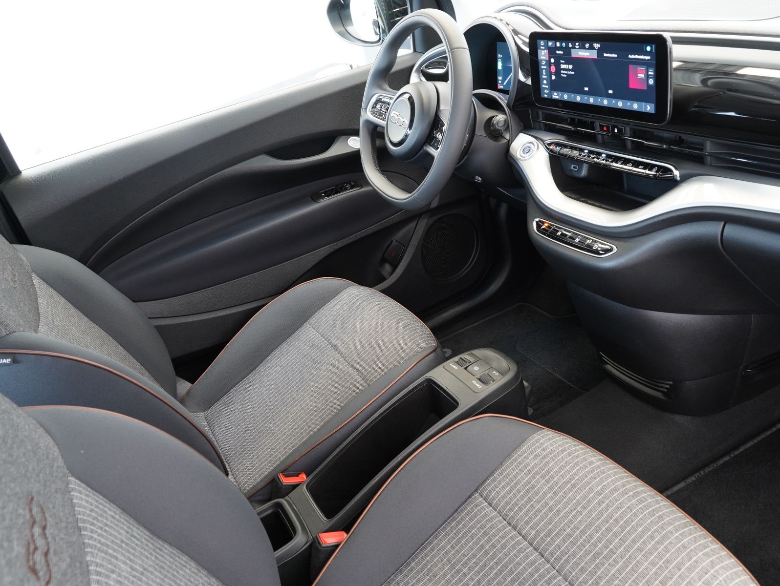 Fahrzeugabbildung Fiat 500e Icon 87KW/42kWh/DC-LADEN/CARPLAY/DAB/SOH