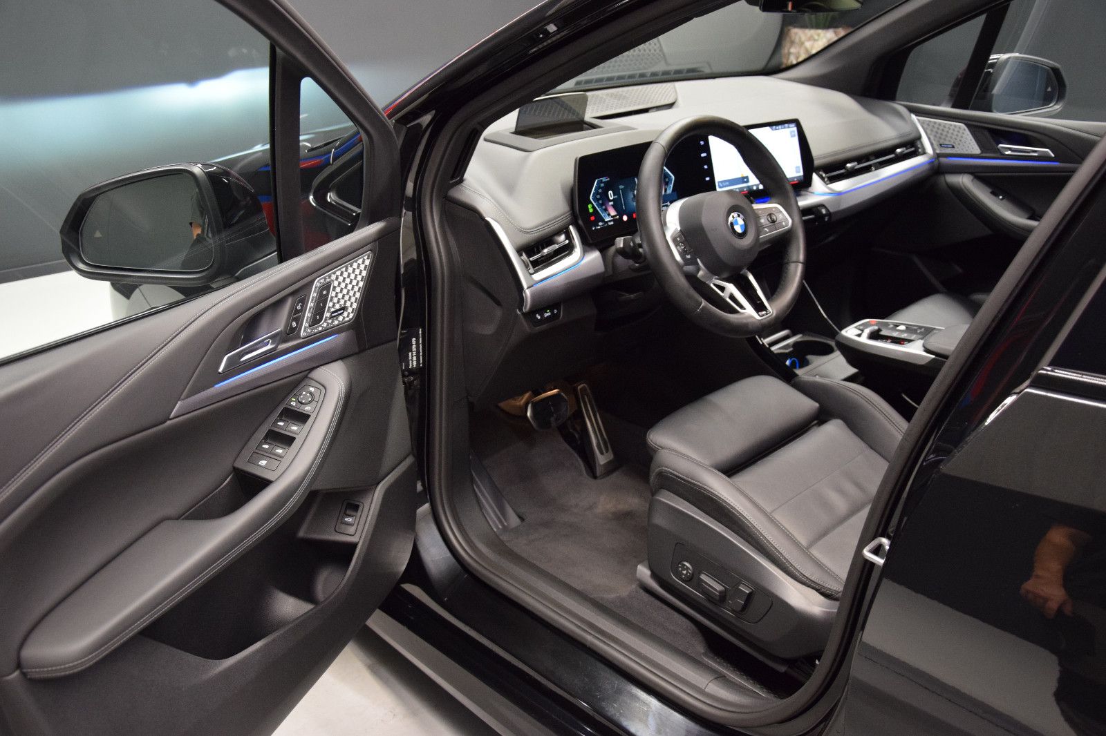 Fahrzeugabbildung BMW 218i Active Tourer M Sport Pano HuD ACC h/k