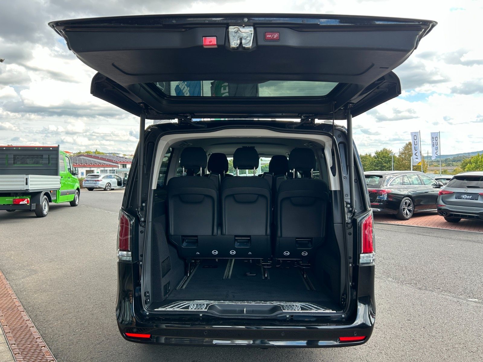 Fahrzeugabbildung Mercedes-Benz V 220 d STYLE AHK2,5to DISTRONIC 360 MULTIBEAM