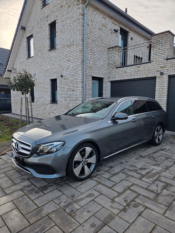 Image of Mercedes-Benz E 220