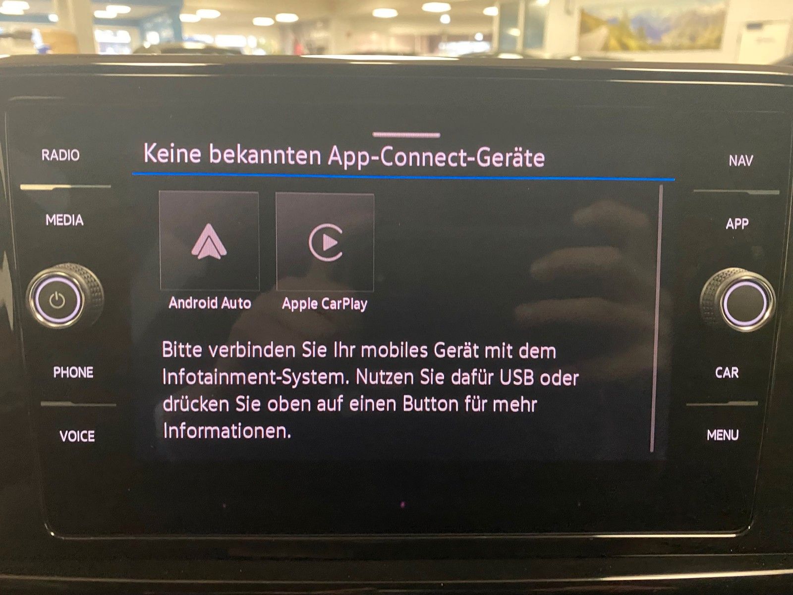 Fahrzeugabbildung Volkswagen T-Roc 1.5 TSI DSG R-Line+ACC+AHK+19"+KAMERA+LED+