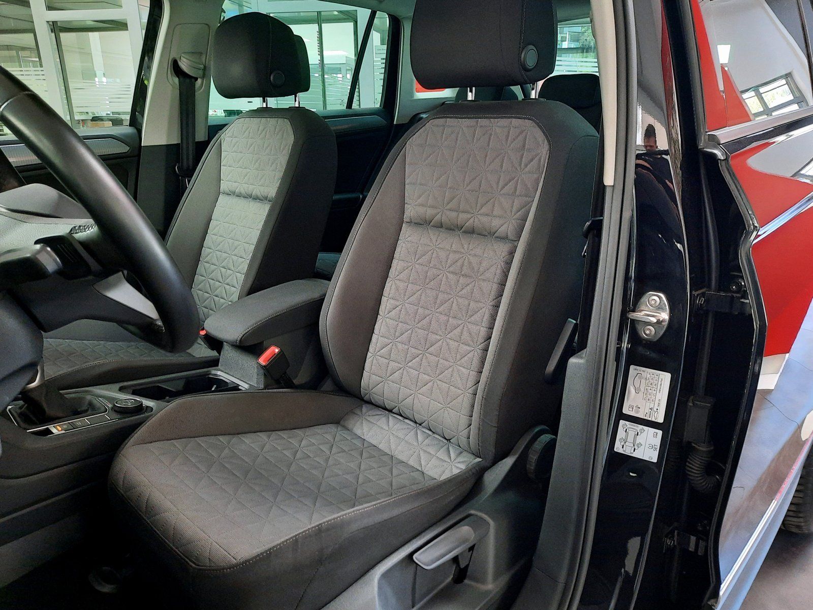 Fahrzeugabbildung Volkswagen Tiguan Life TDI DSG 4M *Pano*AHK*Navi*Cam*LED*