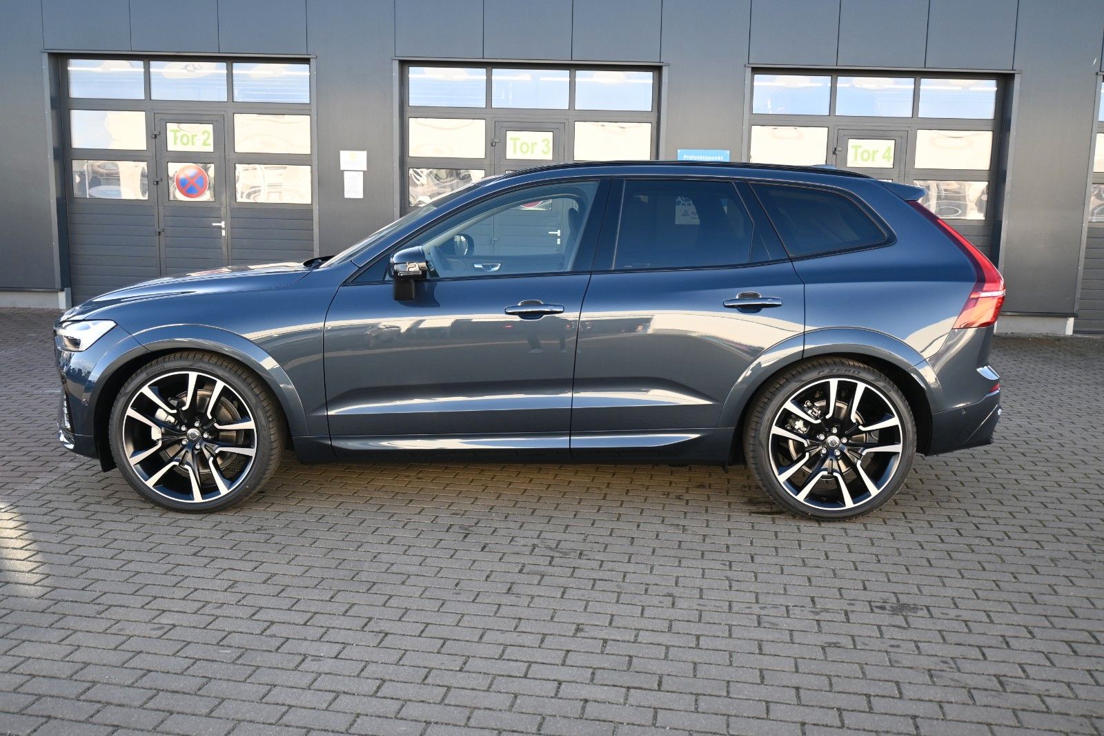 Fahrzeugabbildung Volvo XC60 B5 B AWD Ultra Dark*PANO*360°*LUFT*ACC*AHK