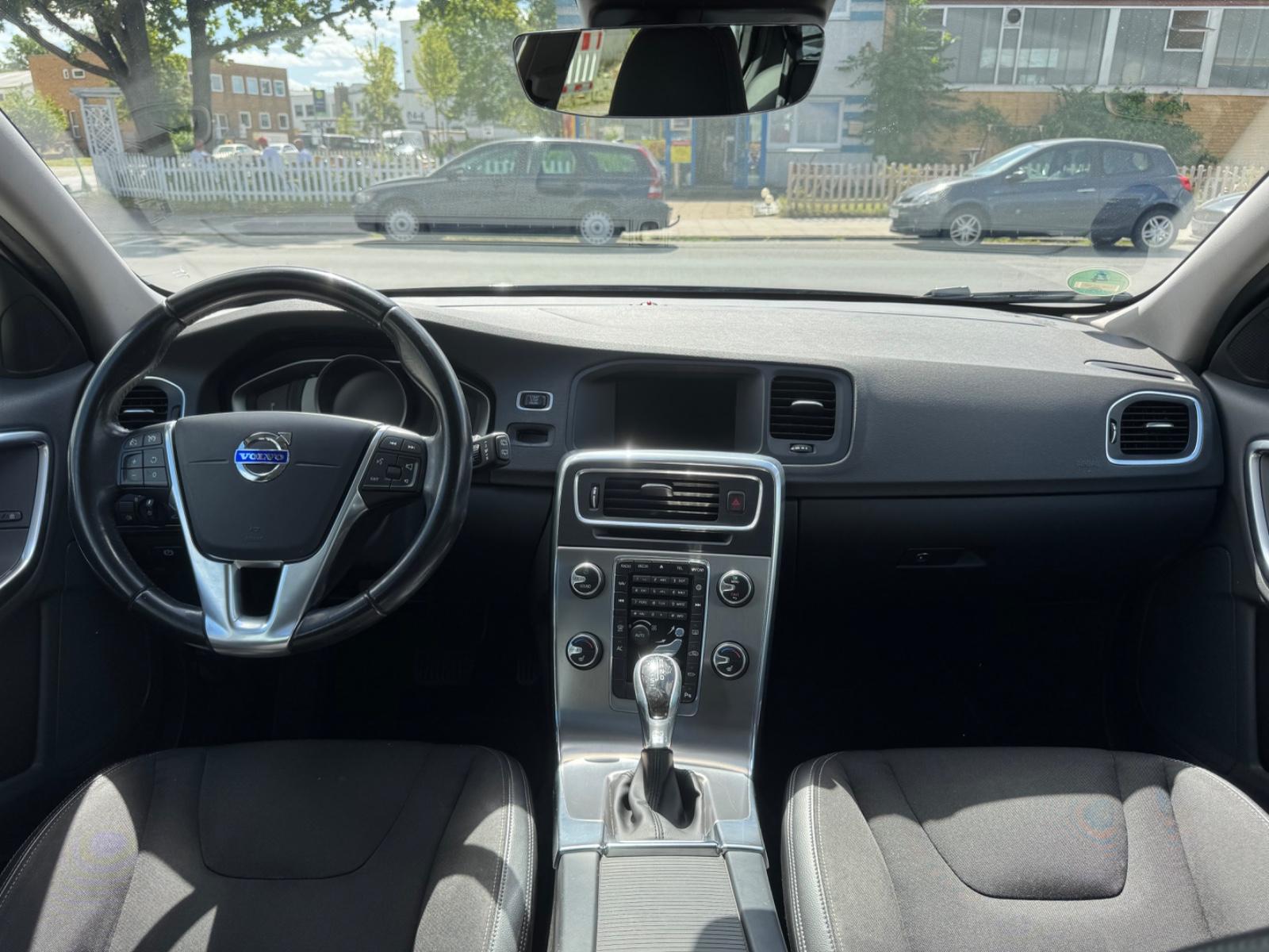 Volvo V60 2015 — photo 14