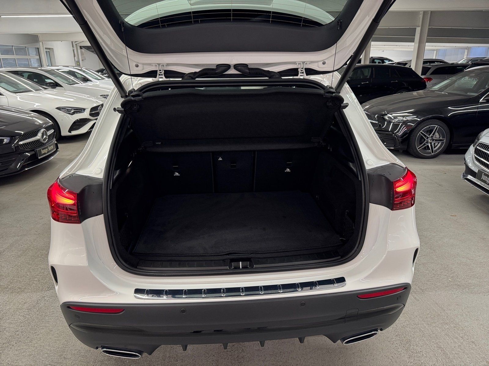 Fahrzeugabbildung Mercedes-Benz GLA 220 d 4M Premium*Pano*Totwink*360*Multibeam*