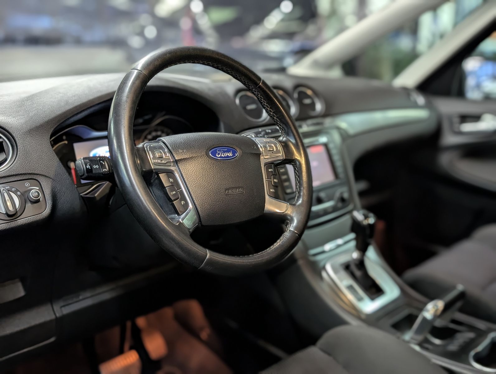 Fahrzeugabbildung Ford S-MAX Titanium SHZ*PDC*TEMP*NAVI*7 SITZER